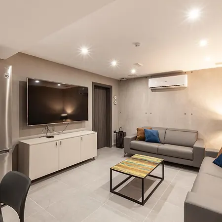 Apartment Charming,comfortable And Centrally Located Group *