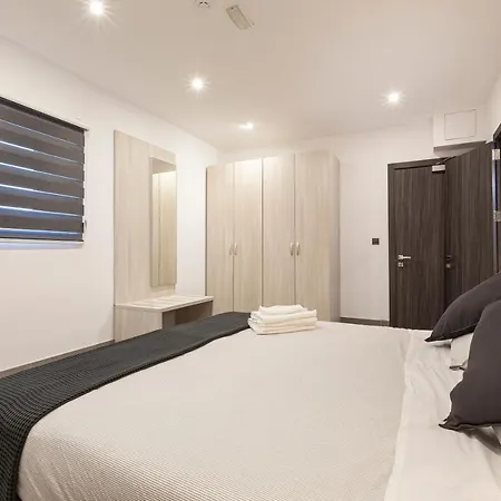 Charming,comfortable And Centrally Located Group Apartment Gzira