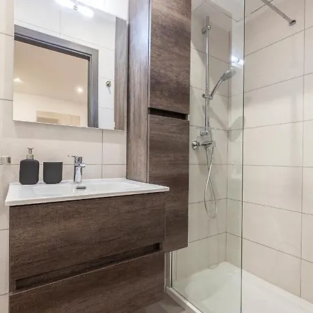 Charming,comfortable And Centrally Located Group Apartment