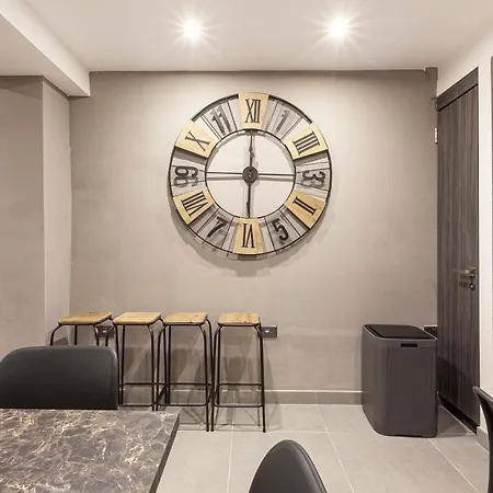 Apartment Charming,comfortable And Centrally Located Group *