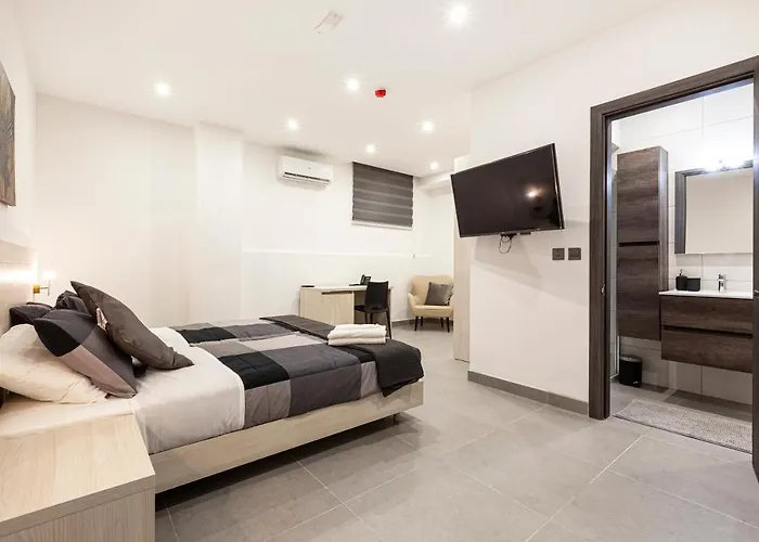 Charming,comfortable And Centrally Located Group