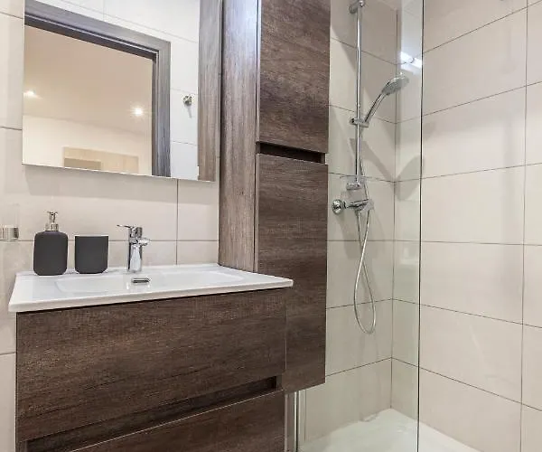 Charming,comfortable And Centrally Located Group Apartment