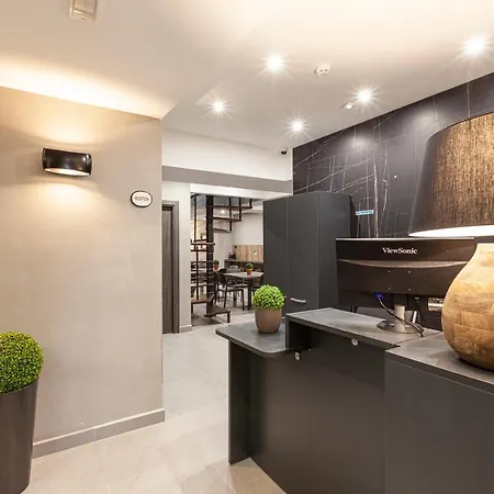 Charming,comfortable And Centrally Located Group