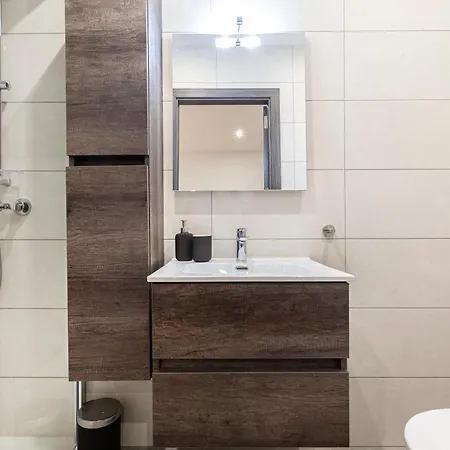 Charming,comfortable And Centrally Located Group *