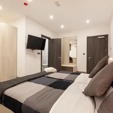 Charming,comfortable And Centrally Located Group