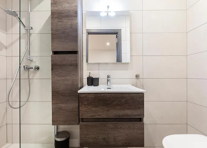 Charming,comfortable And Centrally Located Group *