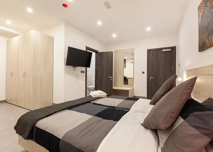 Charming,comfortable And Centrally Located Group