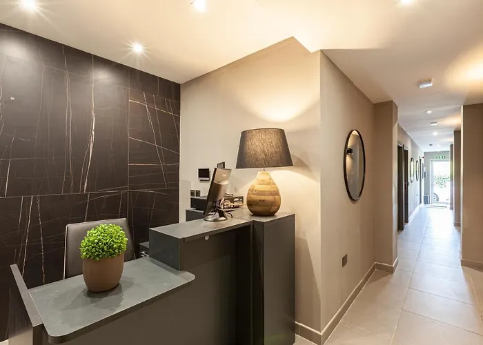 Charming,comfortable And Centrally Located Group *